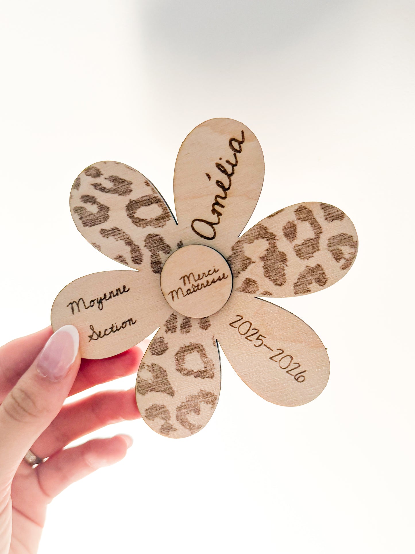 Magnet fleur en bois personnalisé – Cadeau maîtresse / ATSEM