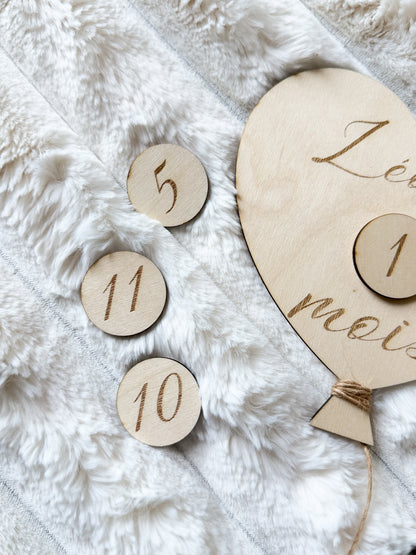 Ballon en bois – Accessoire photo mensuel pour bébé